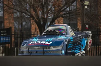 NHRA Mustang Dark Horse Funny Car während der Auftaktveranstaltung der Motorsport-Saison 2024 von Ford Performance enthüllt
