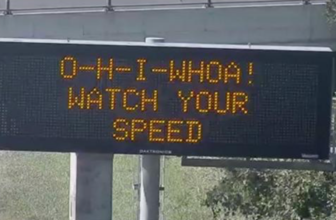 Neue Bundesbeschränkungen für lustige Verkehrsschilder auf Autobahnen besagen, dass Witze ablenken
